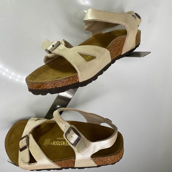 Birkenstock Patent  Gold Sandals Girls Sz 34 - Picture 1 of 8